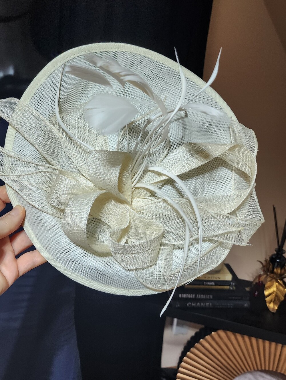 Vintage 80s Ivory Sinamay Fascinator Hat Feather Kentucky Derby Wedding - Picture 3 of 10